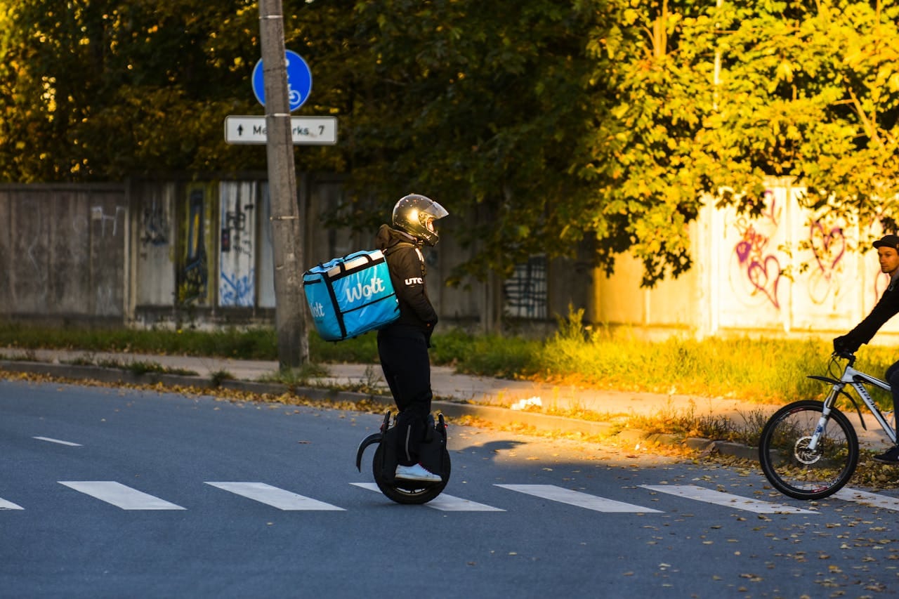 Korvataanko ruokalähetit drooneilla ja toimitusroboteilla?
