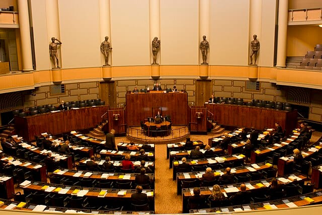 Eduskuntapuheiden polarisaatio on kasvanut, mutta jää kauas 1970-luvun tasosta