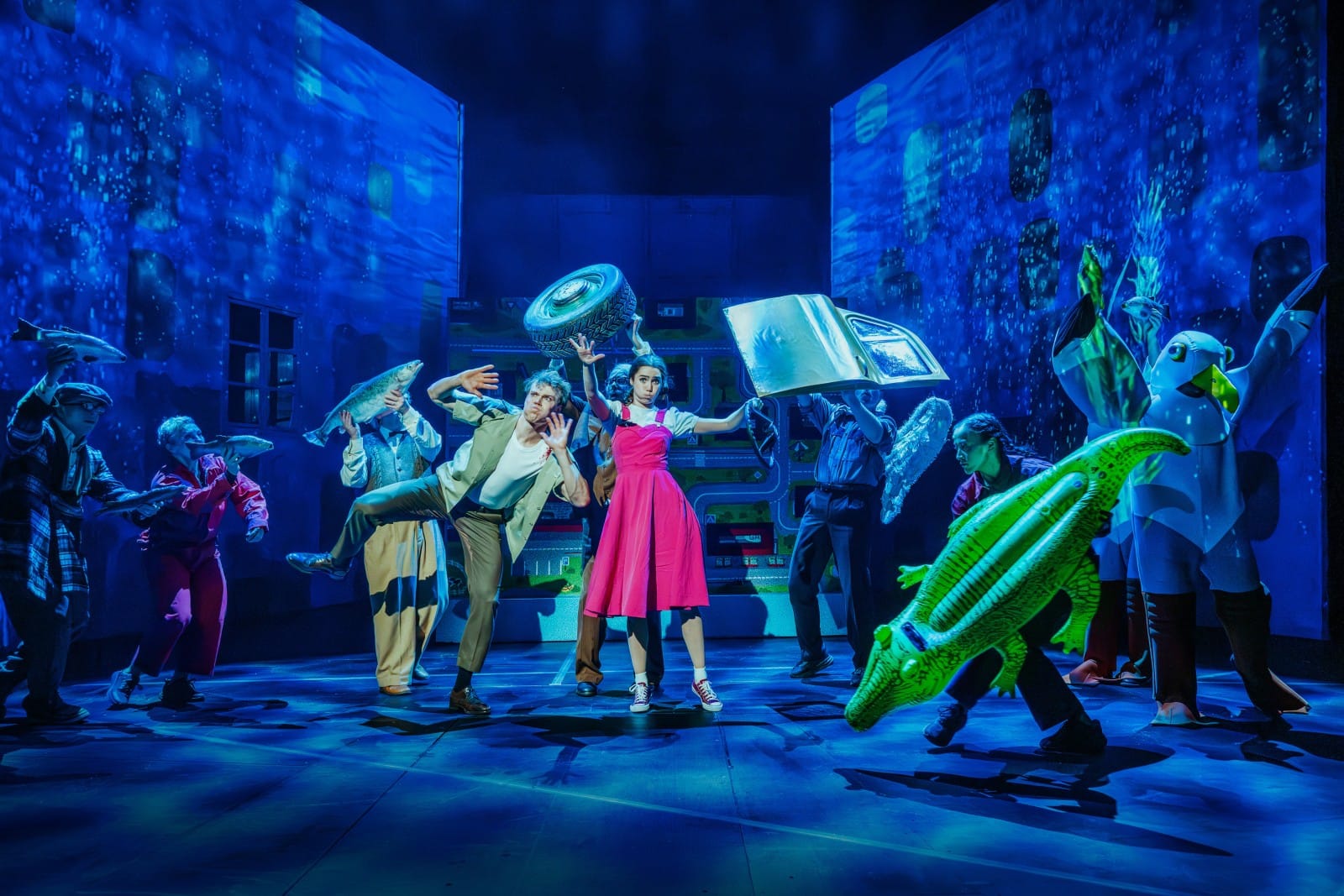 Vitsit vyöryvät kaupunginteatterin lavalla