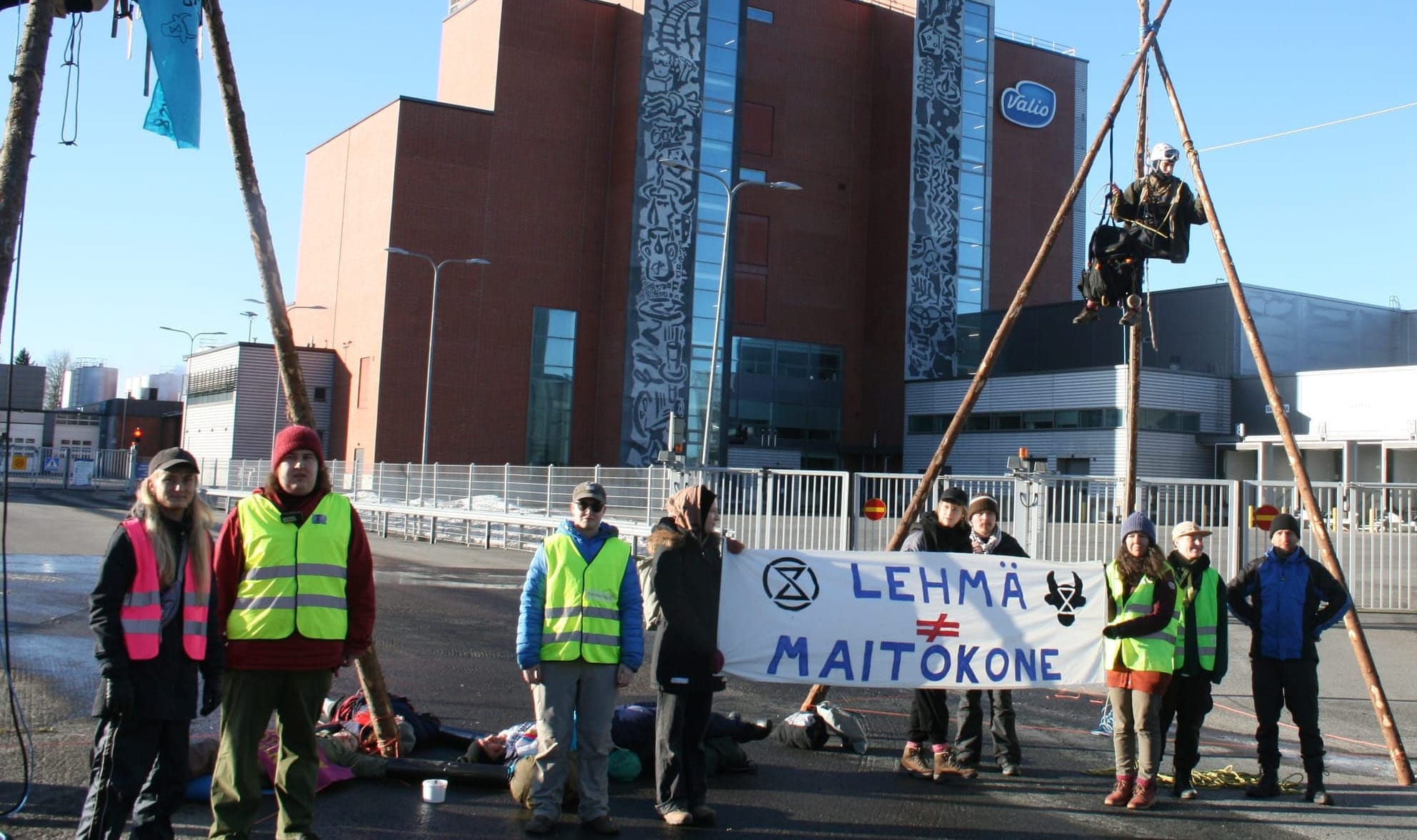 Mielenosoittajat pysäyttivät kuljetukset Valion tehtaalle Sari Essayahin kotikunnassa