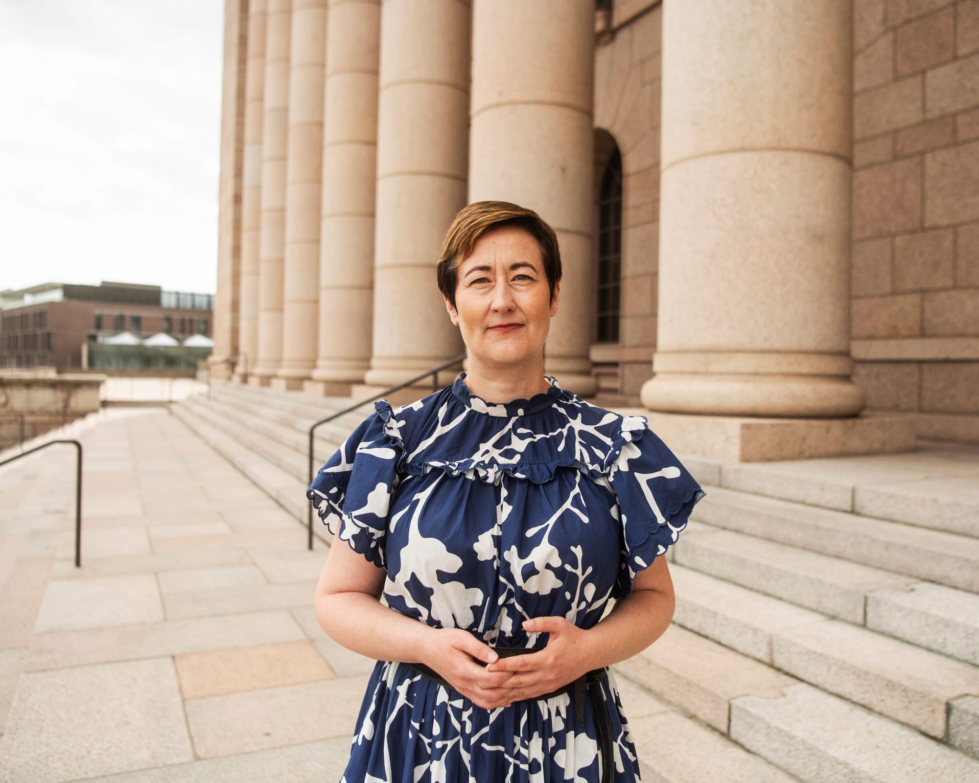 Vihreiden Holopainen: perheitä erotetaan säästöjen seurauksena