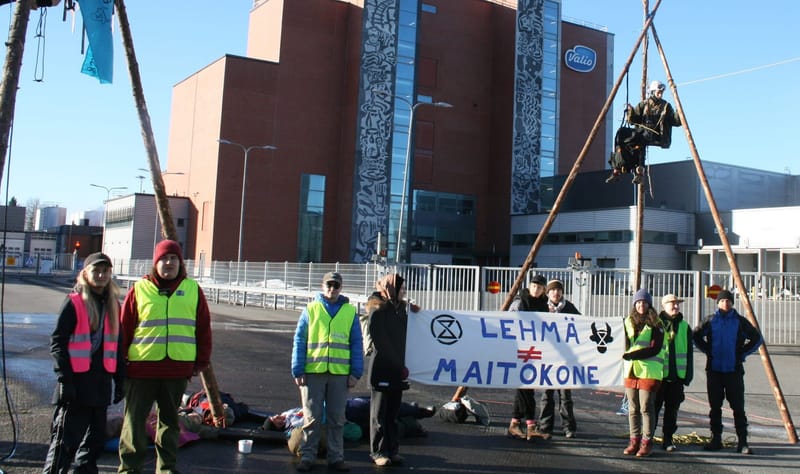 Mielenosoittajat pysäyttivät kuljetukset Valion tehtaalle Sari Essayahin kotikunnassa post image