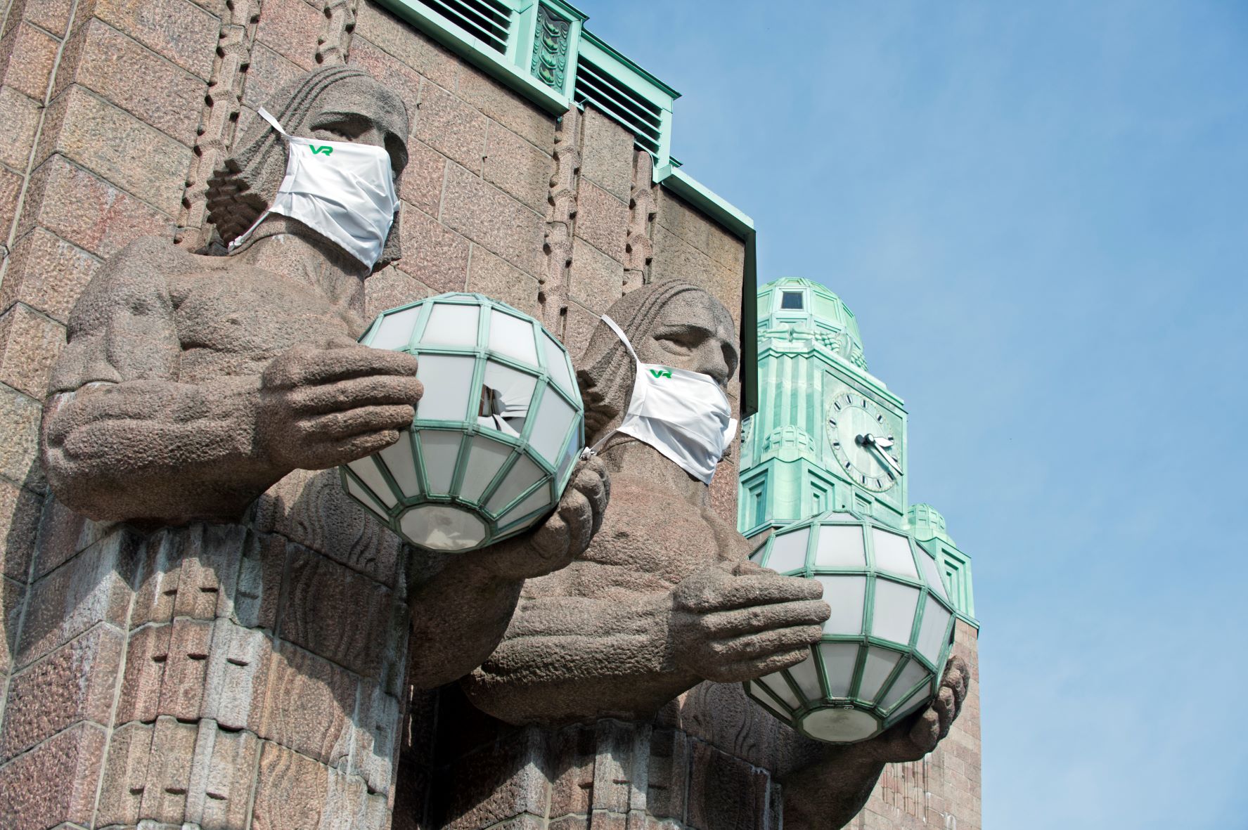 Miksi Suomessa on yhä maskisuositus, vaikka sen tieteellinen pohja on heikko ja muut Pohjoismaat ovat jo luopuneet maskeista?
