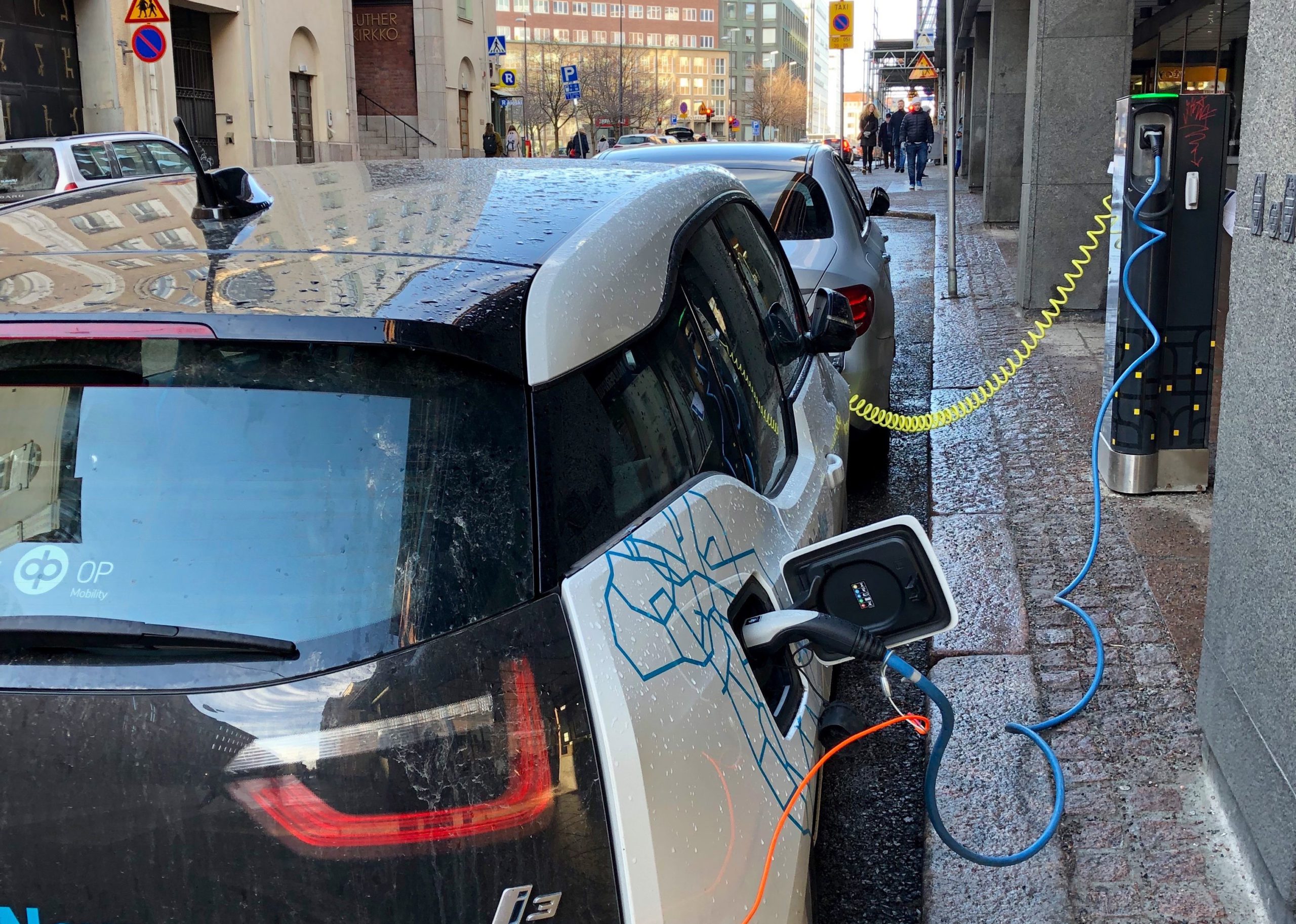 Käytettyjen autojen maahantuonti kasvattaa yhä nopeammin Suomen sähköautokantaa